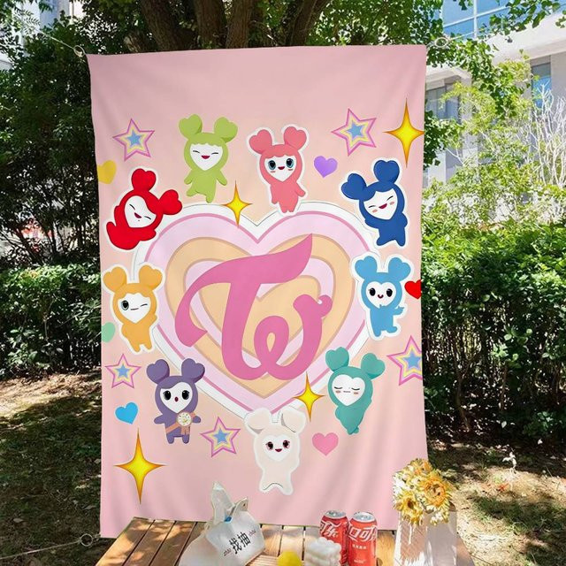 Potdemiel Kpop Twice Cartoon Wandbehang in Multicolour als dekorativer Banner für deine Raumdekoration - Bild 1