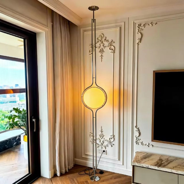 TAONUANSHU Moderne Minimalistische Stehlampe mit weißer Acryl-Kugel und Chrom-Metallgestell - Bild 1