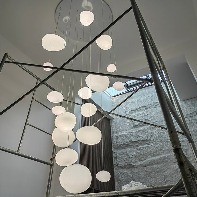 Gbbmade Skandinavischer Kronleuchter aus Glas in Weiß für Wohnzimmer, Esszimmer und Treppenhäuser - Bild 1