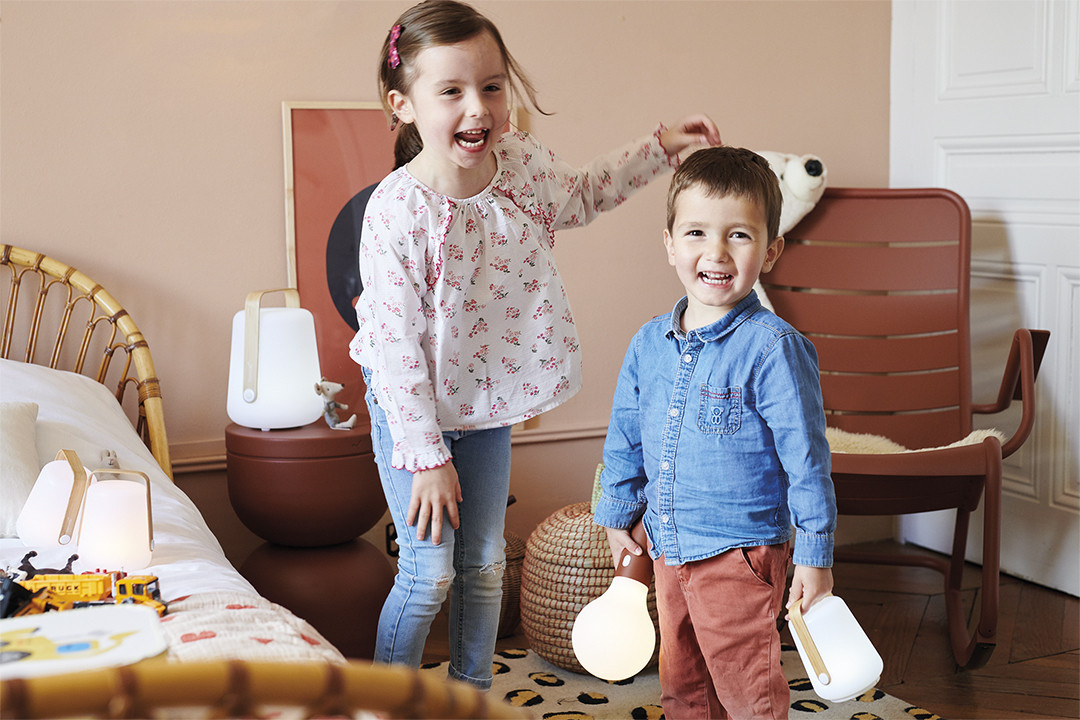 Fermob Balad Bamboo Set mit 3 LED Tischleuchten in Weiß und Holzoptik, wiederaufladbar und dimmbar - Bild 3