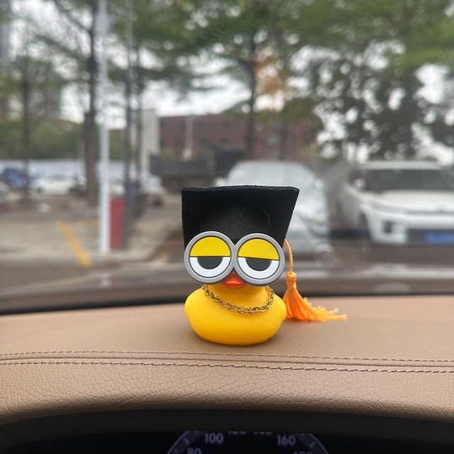 Rui Di Quietscheente aus Gummi in Gelb als Dekoration für dein Auto oder deinen Schreibtisch - Bild 1