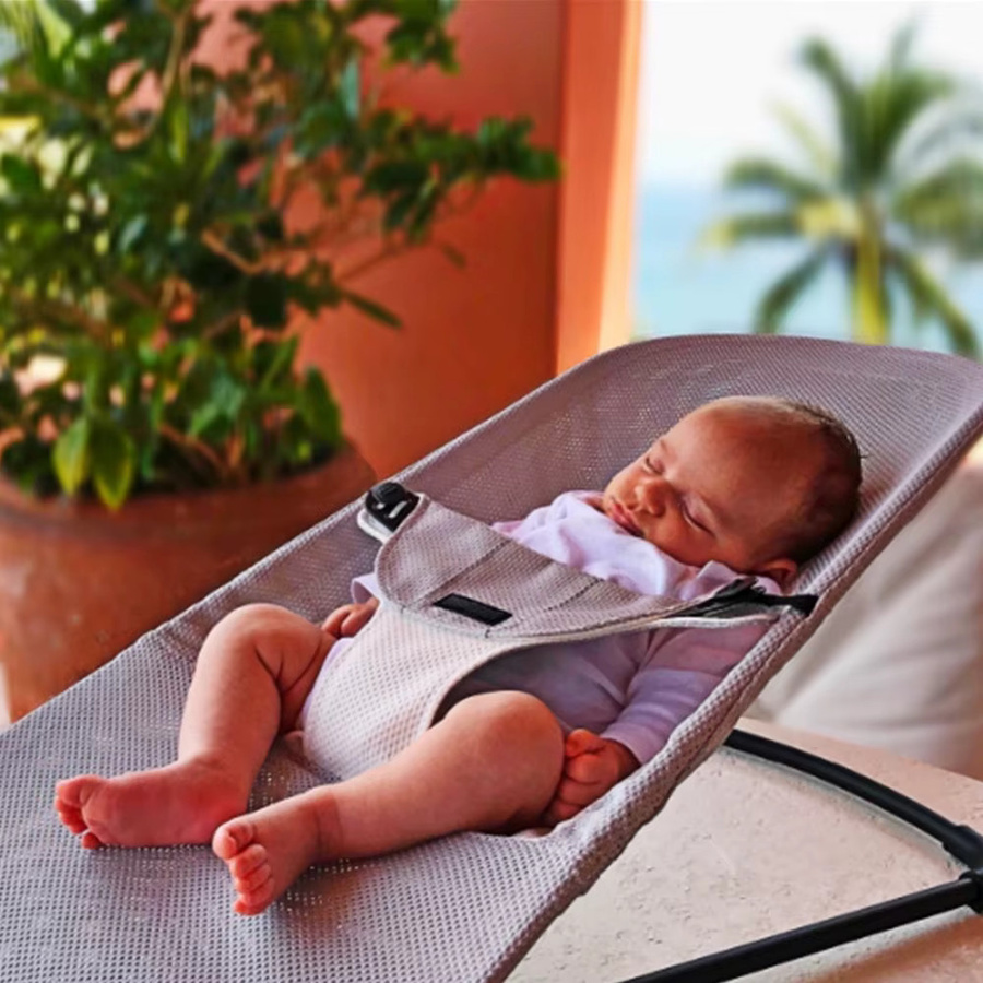 Faltbarer Babyschaukelstuhl mit Spielzeug und 3-Punkt-Geschirr in Grau für Neugeborene bis 18 Monate - Bild 3