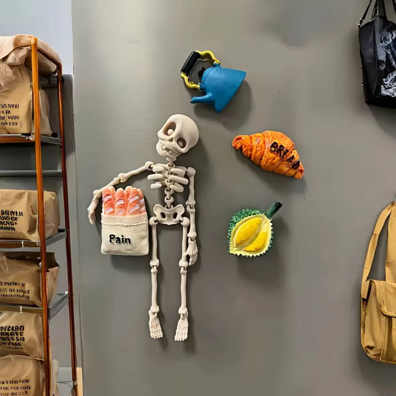 Bunter Skelett-Kühlschrankmagnet aus Kunststoff als bewegliches 3D-gedrucktes Skelett-Spielzeug für Halloween und zur Dekoration in Weiß und Mehrfarbig - Bild 2