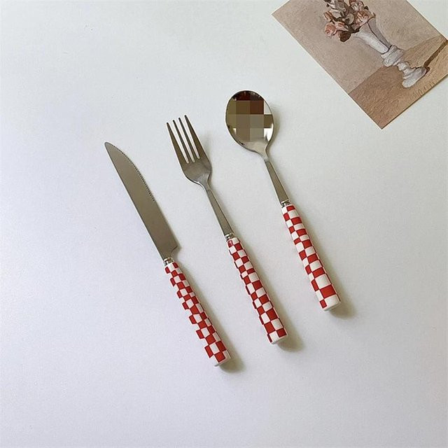 3-teiliges Besteckset von Elegant Living House aus Edelstahl mit rot glänzenden Keramikgriffen im Schachbrettmuster bestehend aus Messer, Löffel und Gabel - Bild 1