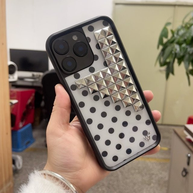 Potdemiel Wildflower 3D Handyhülle mit Silber Massivnieten und Polka Dots für iPhone 12 13 14 15 16 17 Pro Max Plus in Schwarz Weiß Braun Gelb - Bild 1