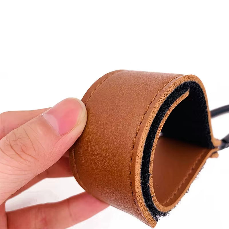 Einstellbarer Kinderwagen Haken aus PU Leder als Organizer für Warenkorb und Windeltasche in Schwarz oder Braun - Bild 4