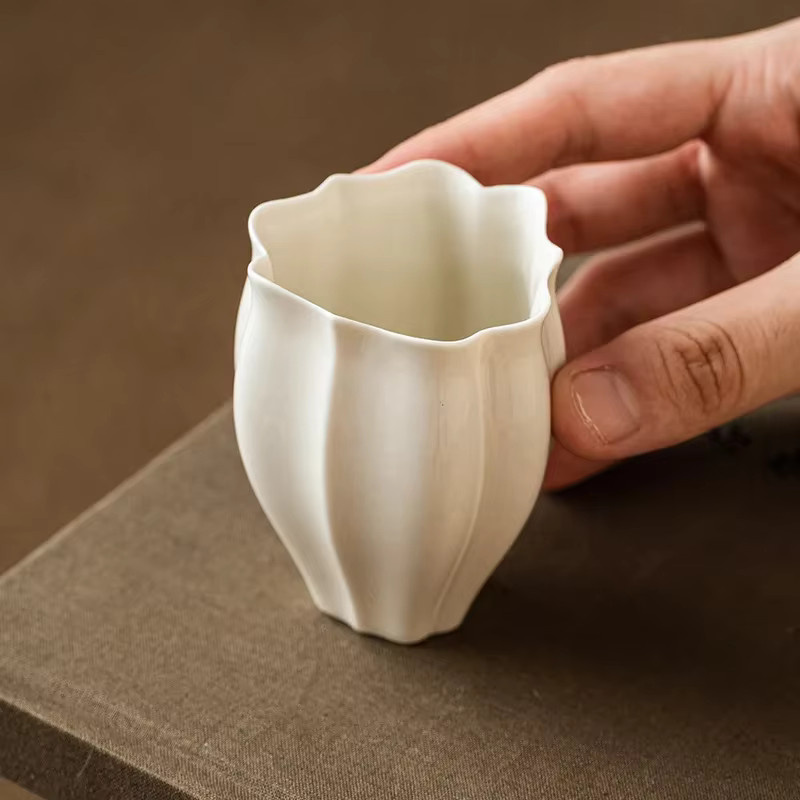 Chinesisches Kungfu-Teeset aus weißem Porzellan für die Gongfu-Teezeremonie im Zen-Stil mit Teekanne und Riechtassen - Bild 2