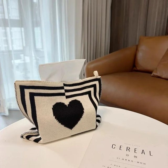 Dekorative gestrickte Taschentuchhülle mit Herzmuster in Grau und Weiß für dein Wohnzimmer oder deinen Schreibtisch - Bild 1
