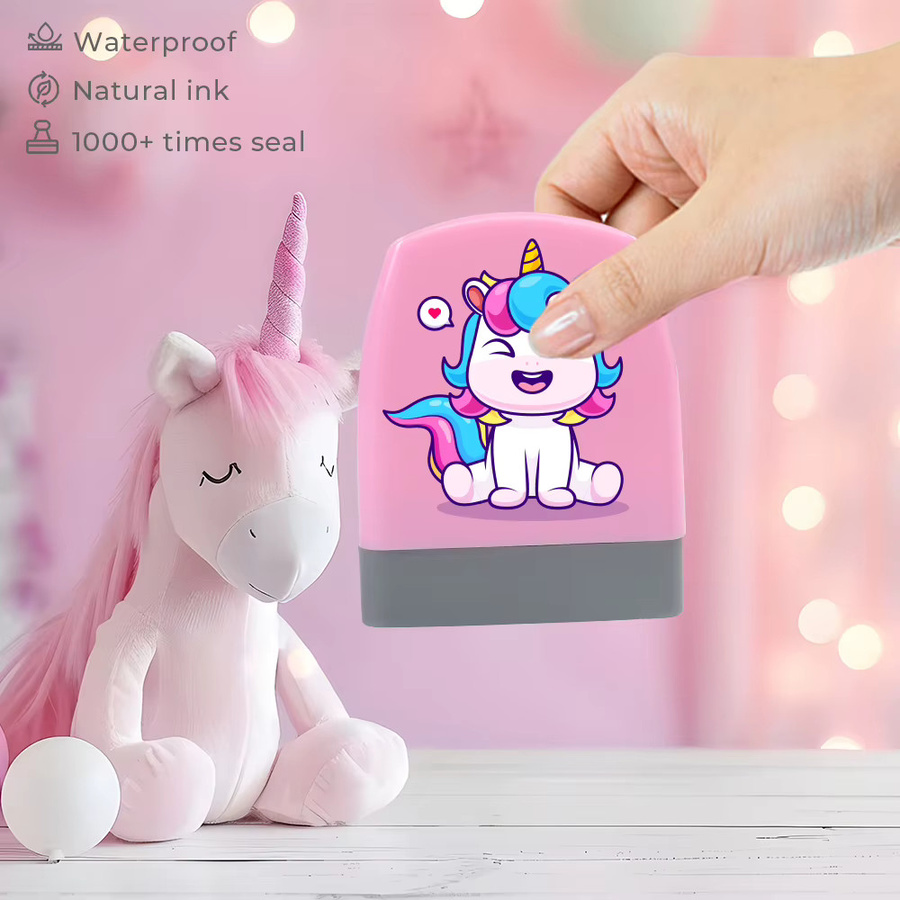 Personalisierter Namensstempel mit Einhorn-Emblem in Pink für Schuluniformen und Kleidung, wasserfester Textilstempel aus Kunststoff - Bild 2