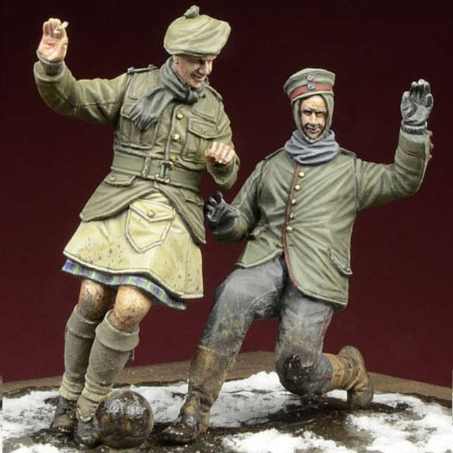 Resin-Soldatenmodell, deutsche und britische Soldaten beim Fußballspielen, Bausatz, 1/35 - Bild 1