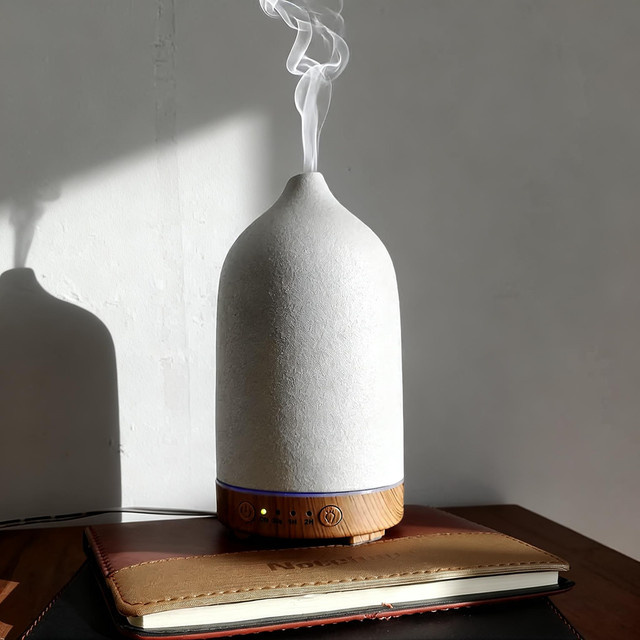 Luckima Keramik-Aroma-Diffusor mit Ultraschall-Luftbefeuchter und 7-Farben-Nachtlicht, Weiß/Mehrfarbig, 100 ml - Bild 1