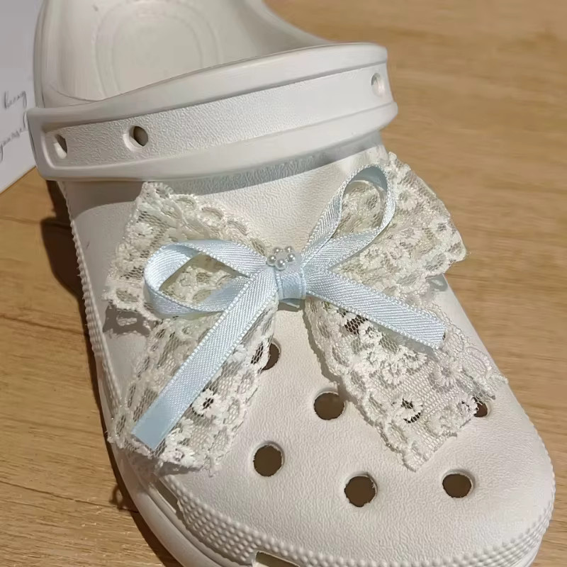 Mesuca Schuh Charms, Spitze und künstliche Schleife, weiß, 2 Stück - Bild 2