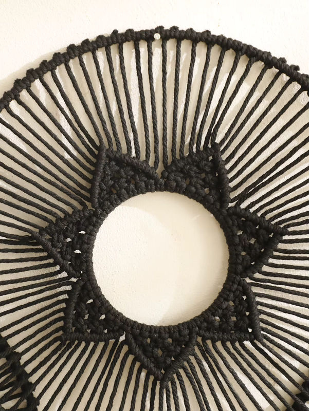Runder Makramee Wandbehang in Schwarz mit geometrischem Design im Bohemian-Stil, Durchmesser: 30,5 cm - Bild 2
