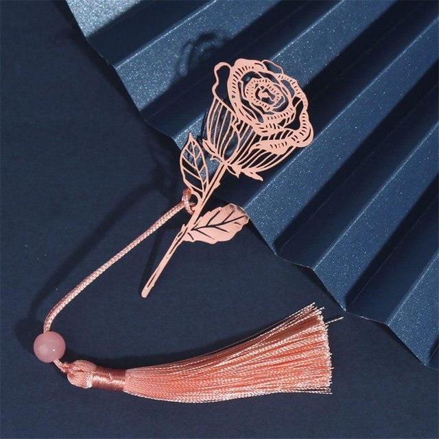 Exquisites Metall Lesezeichen im chinesischen Stil von Yiran Furniture in Roségold mit Quaste und Motiven wie Schwan, Kiefer, Kranich oder Lotus - Bild 1
