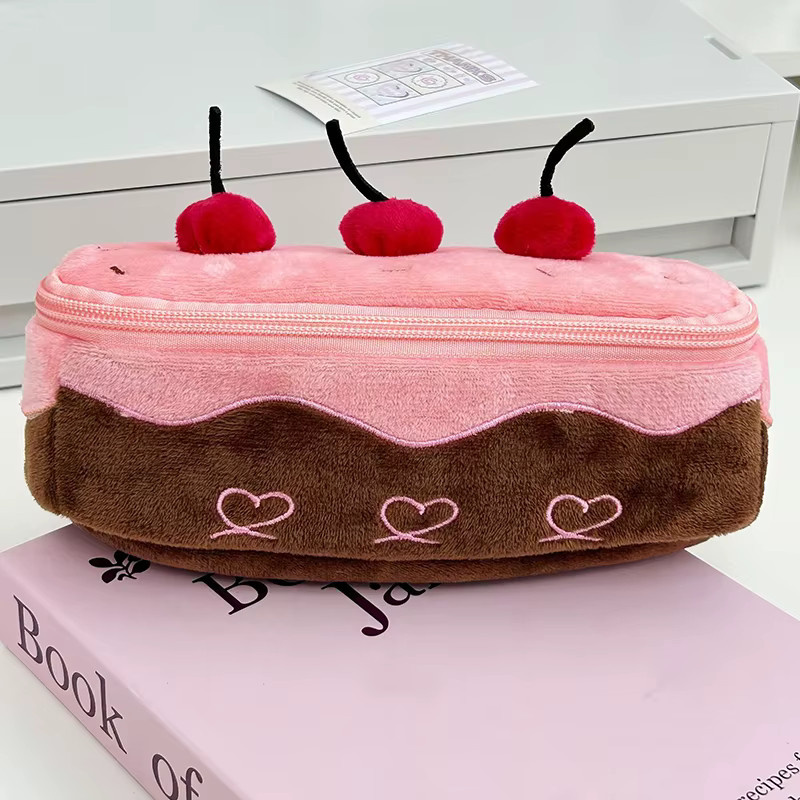 Plüsch-Federmäppchen mit Kirschkuchen-Motiv in Weiß und Pink für deinen Schulbedarf - Bild 4