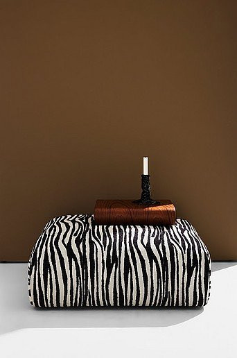 Wenju Pouf in Pastill mit Samtbezug und Holzrahmen - Bild 1
