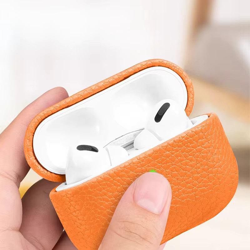 Apple AirPods Pro Schutzhülle aus Leder mit Litschi-Muster in Weiß und Orange - Bild 1