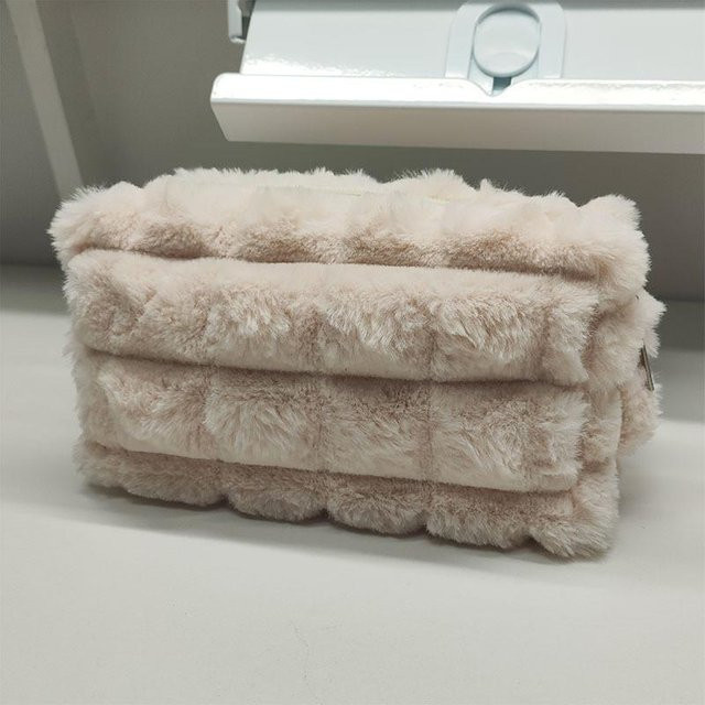 Flauschige Federtasche von CrimsonClay in Beige mit großem Fassungsvermögen - Bild 1