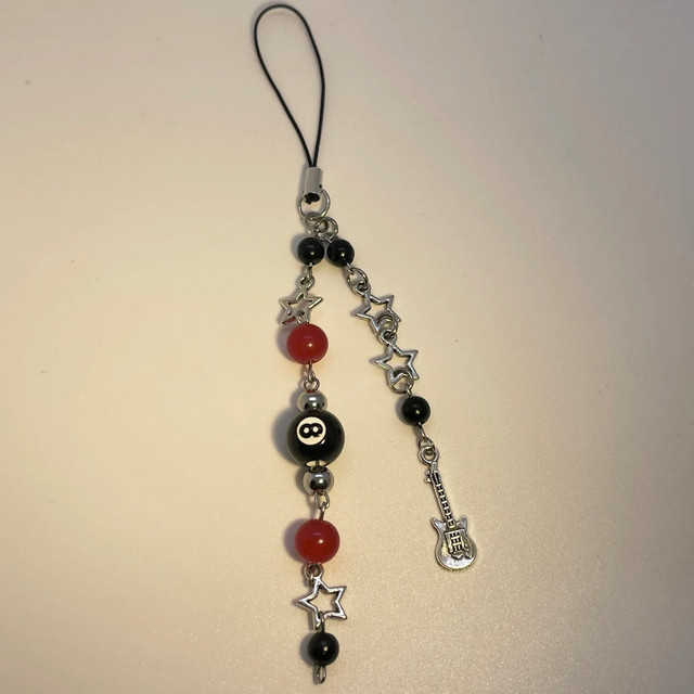 Telefonanhänger Gitarre, silberfarben, schwarz und rot, Unisex - Bild 1