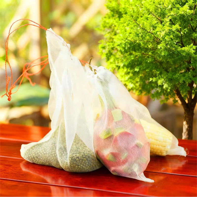 Weiße Obstschutz Tasche aus Kunststoff zum Schutz von Erdbeeren und Trauben als Vogelschutz Netz für den Gemüsegarten - Bild 3