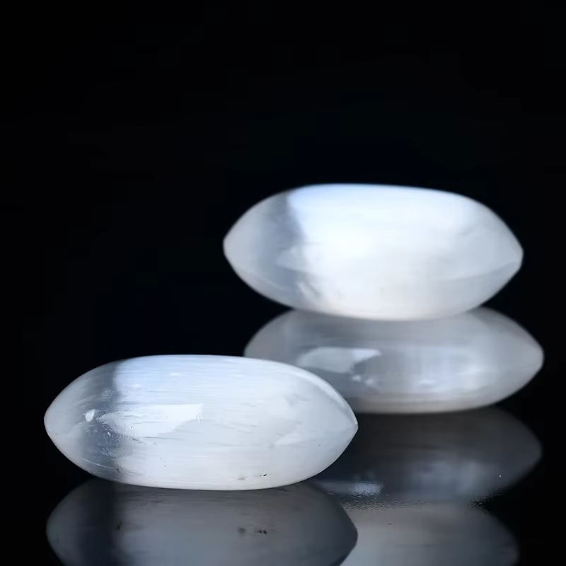 Harmonious Crystalloid Selenit Gips Stein in ovaler Form, weiß und gelb, als natürliches Mineral-Ornament zur Handmassage und Heilung - Bild 7
