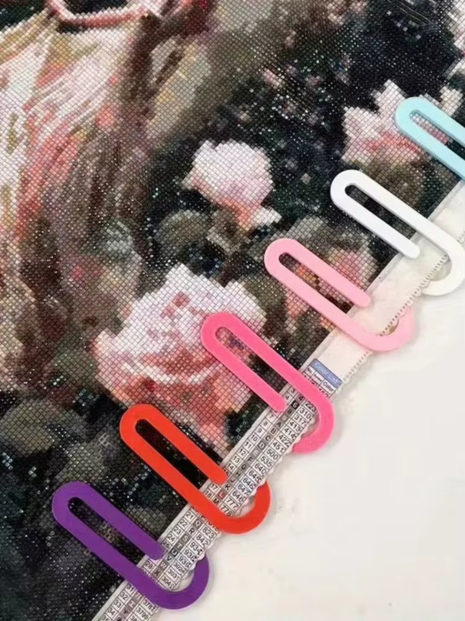 2 Stück Mehrfarbige Kunststoff-U-Fixierclips als Seitenhalter für Diamantmalen und Kreuzstich, DIY-Bastelzubehör in Blau und Multicolour - Bild 4