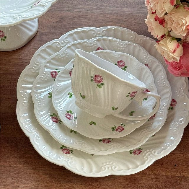 Keramik Geschirr Set mit Kaffeetassen, Untertassen und Tellern in Weiß mit floralem Vintage-Rosenmuster - Bild 1