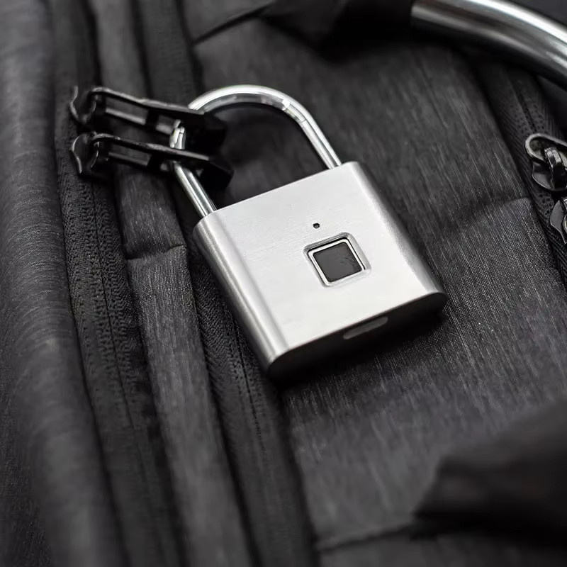 KERUI Intelligentes Fingerabdruck-Vorhängeschloss in Schwarz, wasserdichtes schlüsselloses USB-Sicherheitsvorhängeschloss mit wiederaufladbarem Akku - Bild 5
