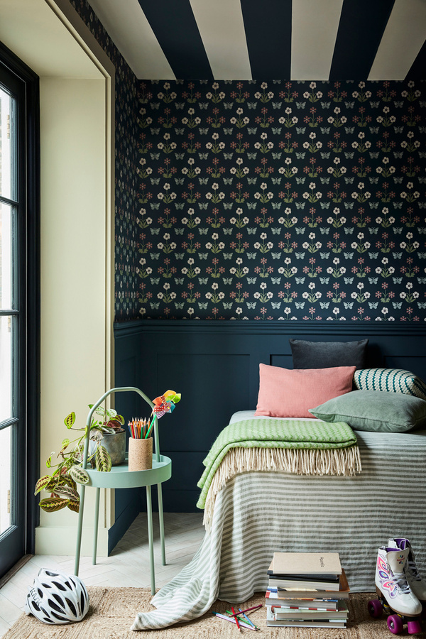 Little Greene Tapete Burges Butterfly in Hicks Blue mit botanischem und floralem Muster - Bild 1