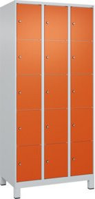 C+P Schließfachschrank Classic PLUS mit 3 Abteilen und Füßen, Farbe Grau mit orangefarbener Front, B/T/H: 90 x 50 x 195 cm - Bild 1