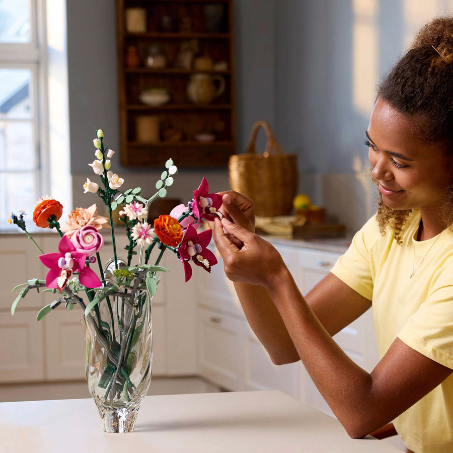 LEGO Icons 10342 Schöner Rosafarbener Blumenstrauß Botanicals Dekoration in Rosa und Mehrfarbig - Bild 4