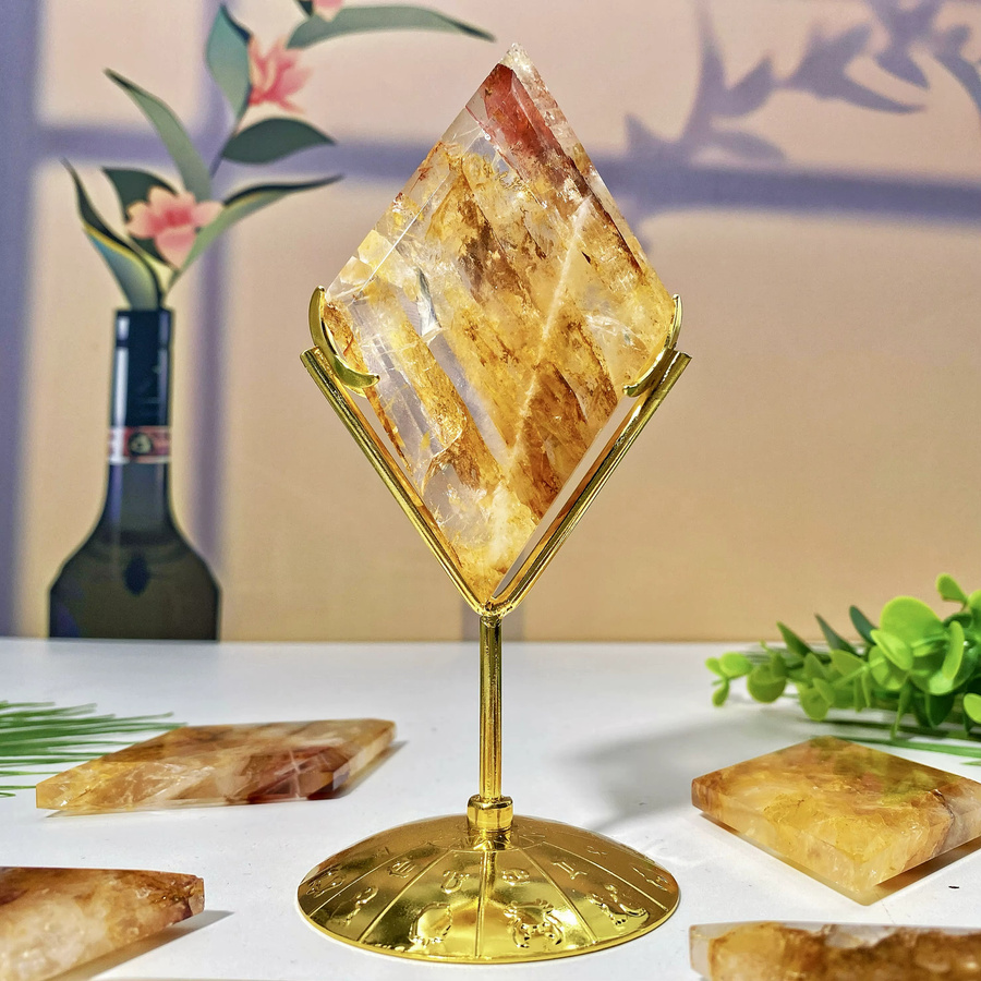 Natürlicher Kristall in Rhombus-Form als geometrische Dekoration, Gold und Gelb - Bild 4