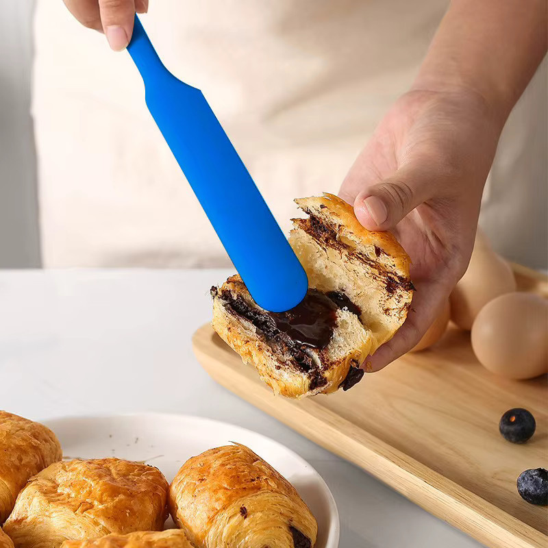 Hitzebeständiger Silikonspatel in Grün als Teigschaber und Küchenzubehör für Kuchen und Creme - Bild 3