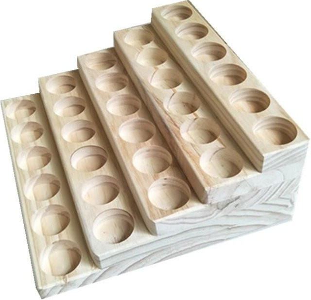 Robuster Flaschenständer aus Naturholz in Braun mit 30 Plätzen für ätherische Öle und Parfüm - Bild 1