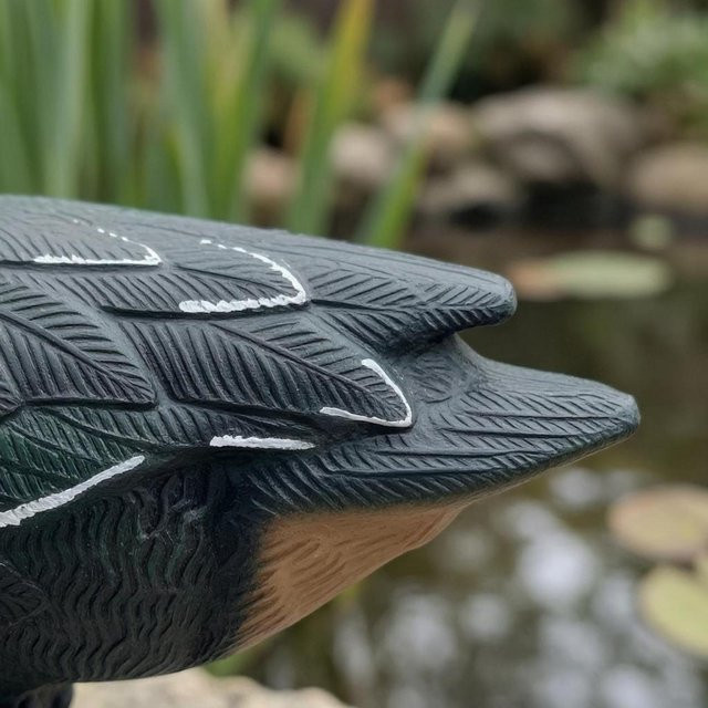 Realistische schwimmende Entenattrappe von Binchi Outdoor Product in Mehrfarbig mit Federstruktur als wasserdichter Vogelköder für Deine Wasserlandschaft - Bild 1