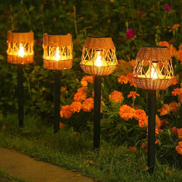 Wasserdichte LED Solar Gartenleuchte in Braun mit Rattan-Optik und warmweißem Licht für Garten, Balkon und Weg - Bild 1