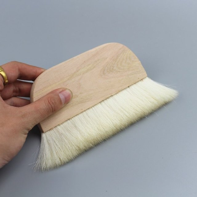 Handgefertigter Aquarellpinsel mit cremeweißen Wollborsten und natürlichem Holzgriff - Bild 1