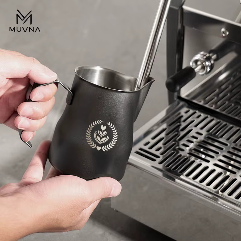 MUVNA Espresso-Milchkännchen für Latte Art mit spitzem Ausguss, Schwarz/Silber, 350/450ml - Bild 1