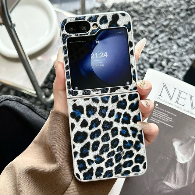 Schutzhülle aus PU-Leder mit Leopardenmuster und silbernem Rand für Samsung Galaxy Z Flip 7, 6, 5, 4, 3 in Weiß und Multicolour - Bild 1