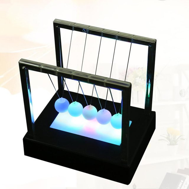 Beleuchtetes Newton-Pendel Miniaturmodell von CosyHome in Grau als moderne Schreibtischdeko für dein Heim oder Büro - Bild 1