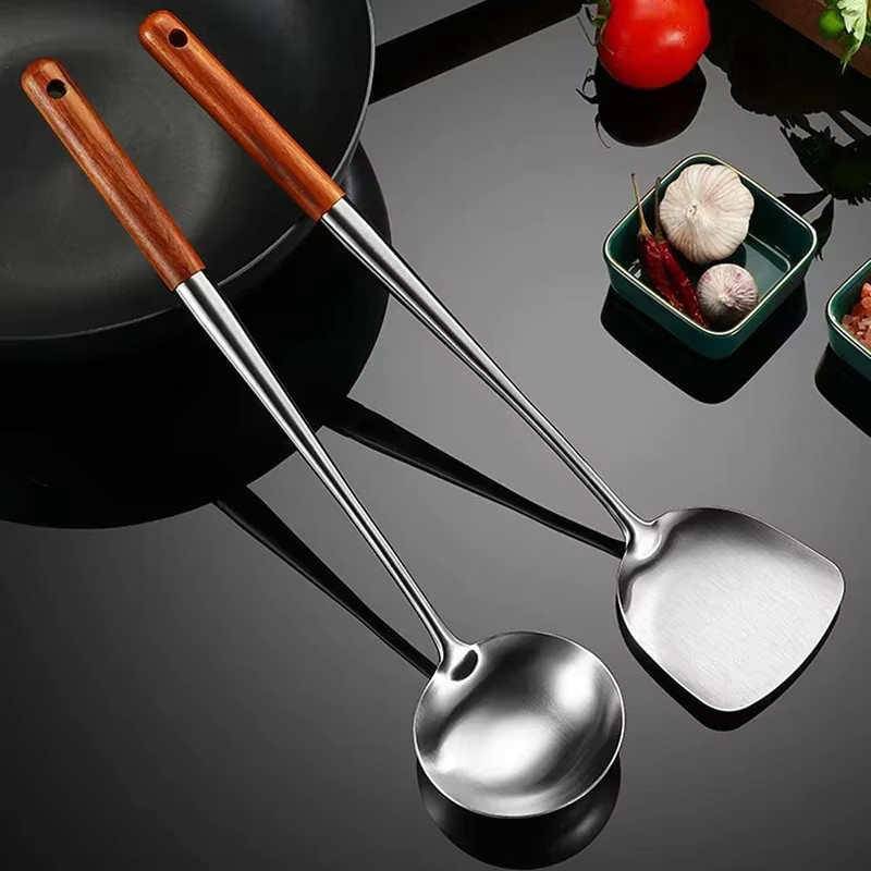 Edler Wok-Spatel aus Edelstahl in Silber als Küchenutensil zum Wenden und Servieren von Reis - Bild 3