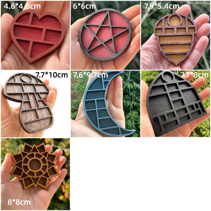 Mehrfarbiges Miniatur-Schmuckregal aus Holz mit geometrischen Motiven wie Mond, Pilz, Herz und Stern für dein Puppenhaus - Bild 5