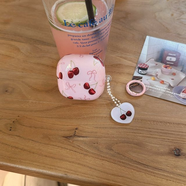 Kirschglänzende Schutzhülle mit Schleife und Anhänger in Rosa für Samsung Galaxy Buds4 Pro, Buds3 Pro, Buds2 Pro und Buds FE Live - Bild 1