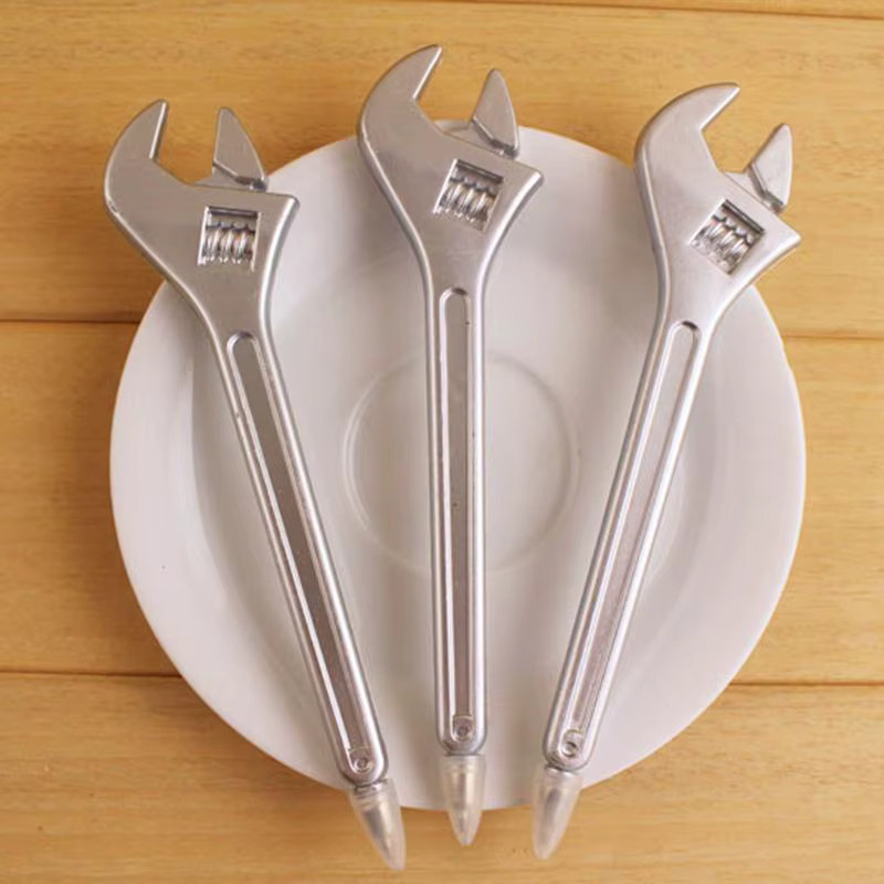 6er Set kreative Kugelschreiber im Werkzeug-Design mit Hammer, Messer und Handsäge in verschiedenen Farben - Bild 3