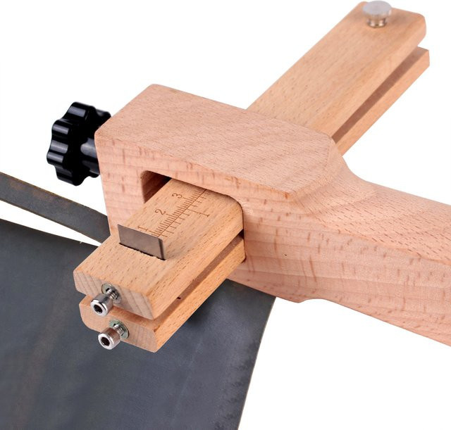 Lederbandschneider aus Holz in Braun mit Längeneinheit in CM/IN für das Lederhandwerk - Bild 1
