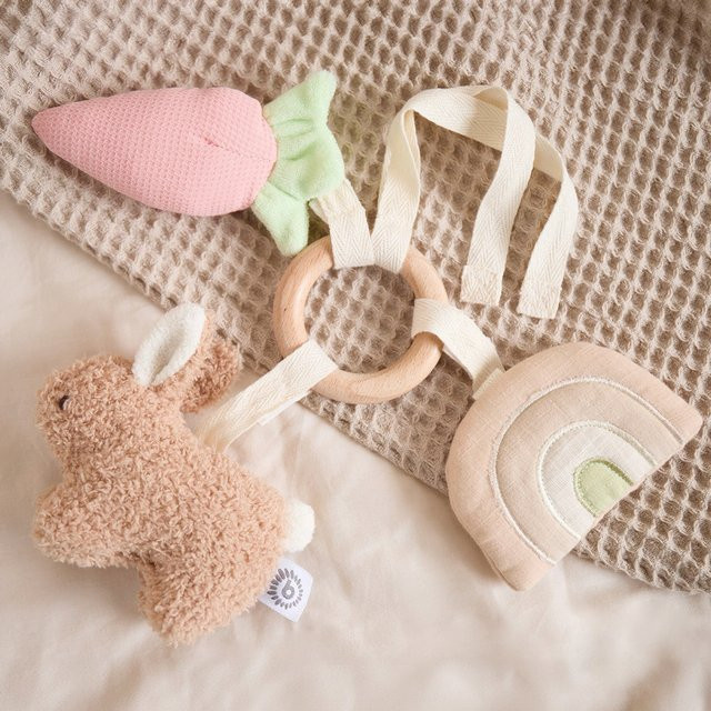 Bieco Activity Spielzeug Hase aus Boucle, ab 0 Jahre - Bild 1