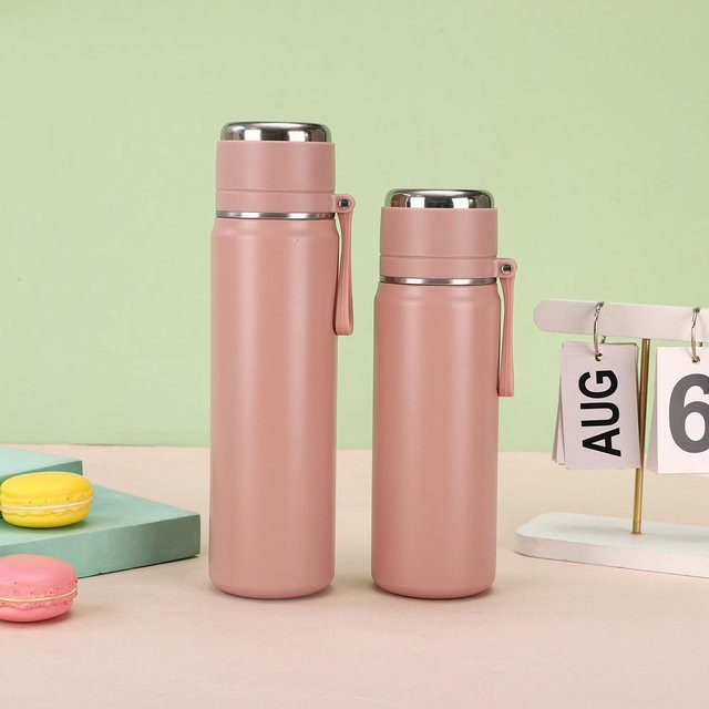 Yiran Furniture Edelstahl Vakuumbecher mit Tee- und Wasser-Trennung, Tragbarer Wasserbecher mit Sprungdeckel, 500ml, Farben: Grün, Blau, Schwarz, Pink - Bild 1