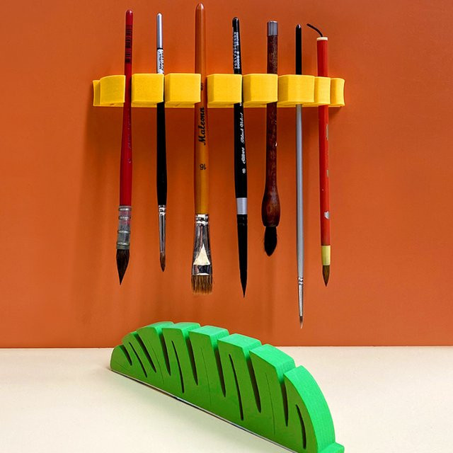 Multifunktionaler Pinselhalter in Grün aus Kunststoff zum Trocknen und Aufbewahren von Pinseln mit mehreren Fächern - Bild 1