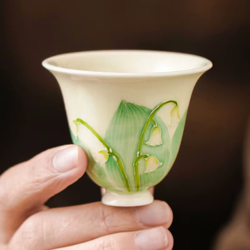 Handbemalte Keramik-Teetasse mit floralem Maiglöckchen-Design in Mehrfarbig für deine Teezeremonie - Bild 2