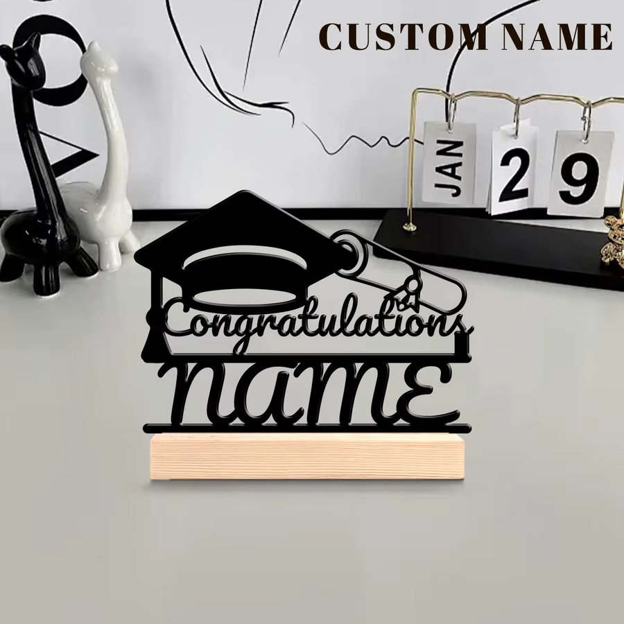 Personalisiertes Abschluss-Hut-Ornament aus Metall und Holz in Schwarz als Tischdekoration und Geschenk - Bild 3
